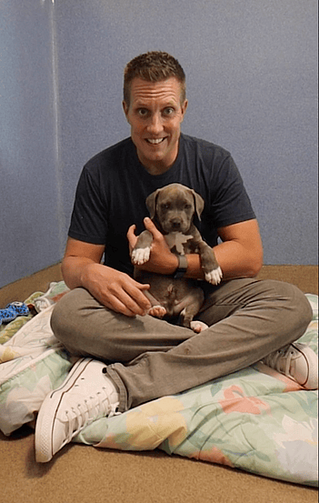 Puppy Abandoned on Stranger's Doorstep After Heartless Ring-and-Run