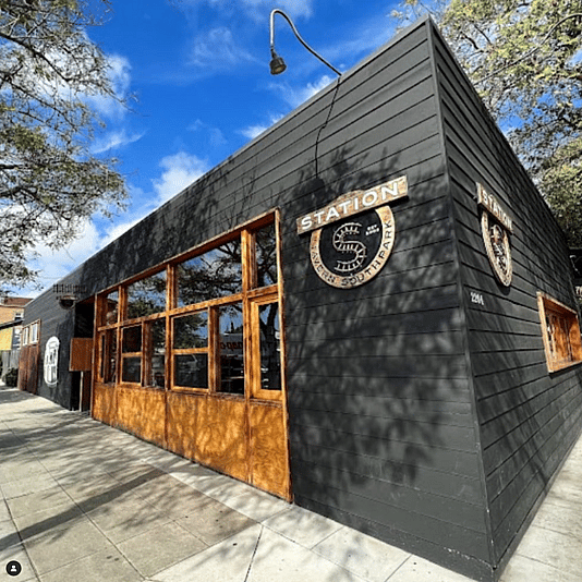 Station Tavern & Burgers, best dog friendly restaurant san diego