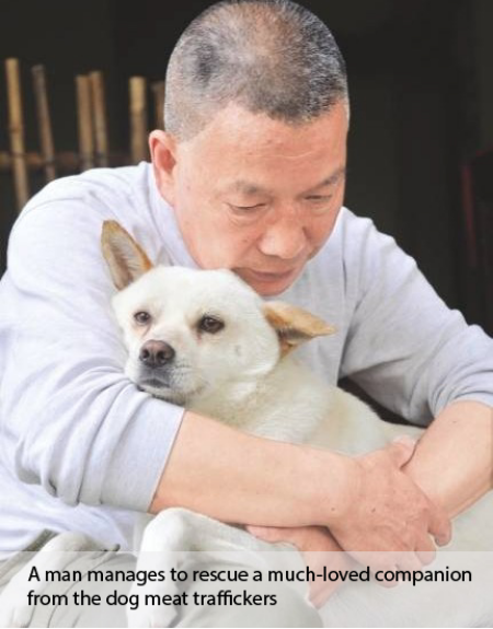 A man manages to rescue a dog from the dog meat traffickers